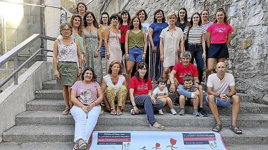 Participantes en la organización de la IV carrera solidaria de Azkoitia durante la presentación. | FOTO: N.G.