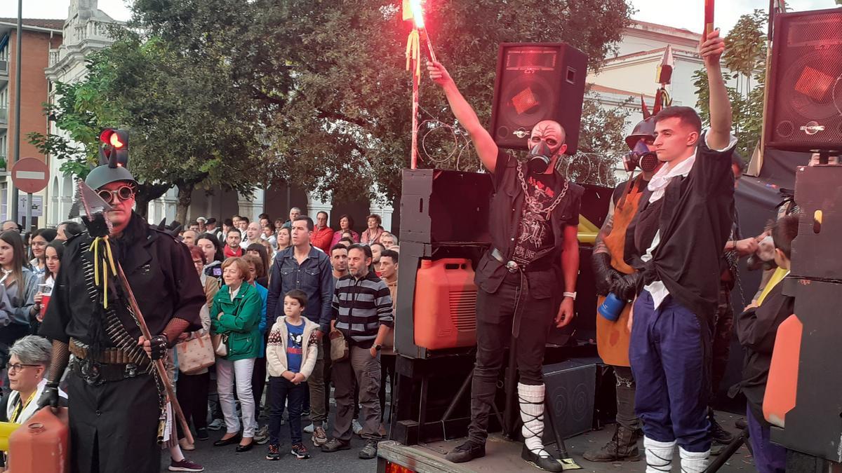 Música, color y mucha fiesta, durante la bajada.