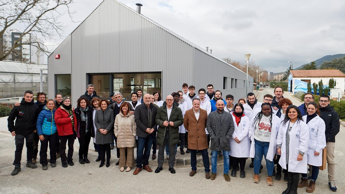 El consejero de Educación, Carlos Gimeno, junto al director general de Formación Profesional, Tomas Rodríguez Garraza, y el director del CI Agrofrestal, Florencio Niño, junto a alumnado y autoridades en la visita a las instalac