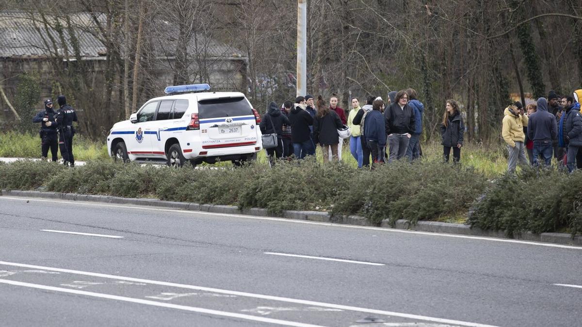 La Ertzaintza ha tenido que desalojar a los demás inquilinos de la casa okupa del Infierno donde se ha trincherado un hombre en Donostia