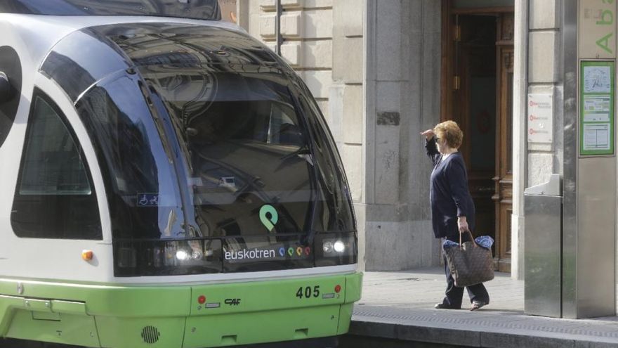 Una mujer a la espera de subirse a una unidad de tranvía.