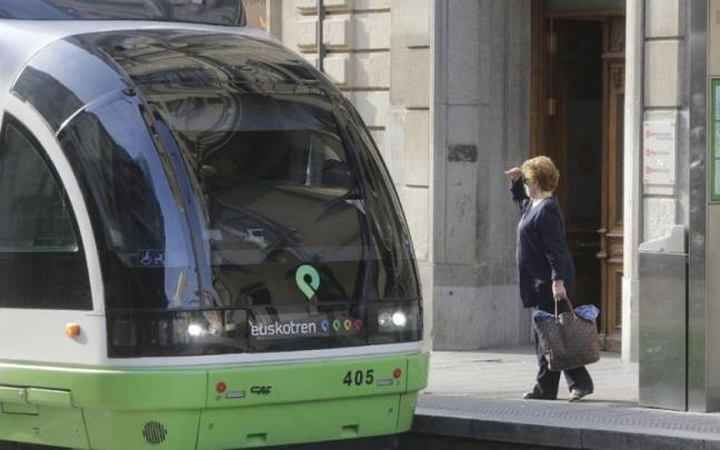 Una mujer a la espera de subirse a una unidad de tranvía.