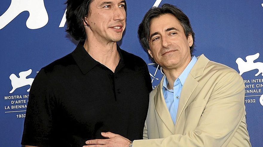 El actor Adam Driver y el cineasta Noah Baumbach, ayer antes del pase de ‘White noise’ en Venecia. | FOTO: EFE