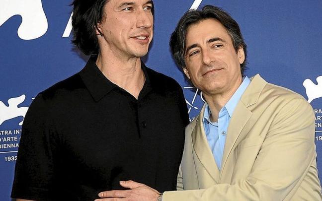El actor Adam Driver y el cineasta Noah Baumbach, ayer antes del pase de ‘White noise’ en Venecia. | FOTO: EFE