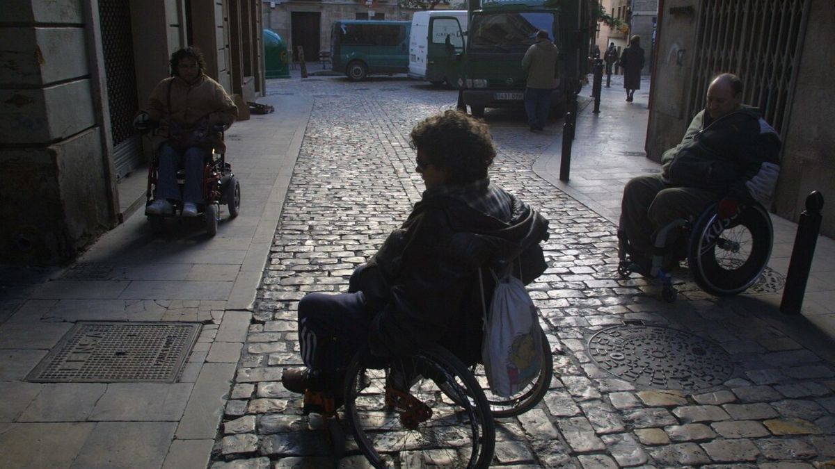 Tres personas en silla de ruedas por el Casco Antiguo de Tudela