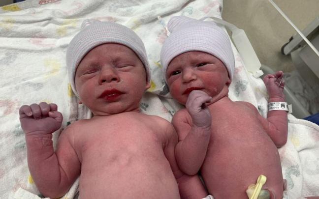 Los recién nacidos Lydia Ann y Timothy Ronald.