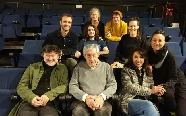 Javier Ausin, en primera fila en el centro, arropado por sus compa&ntilde;eros de Utopian. |