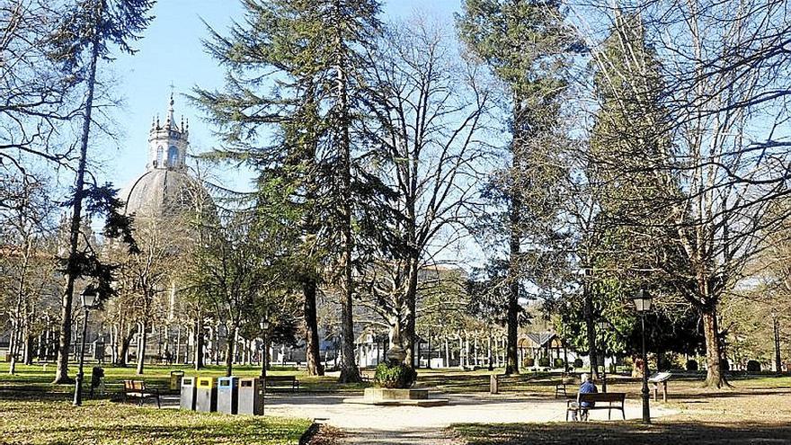 El sol de ayer invitaba a disfrutar del parque del santuario. | FOTO: A.Z.