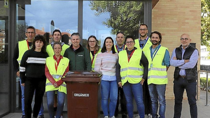 Los once educadores ambientales posan en la puerta de la Mancomunidad.