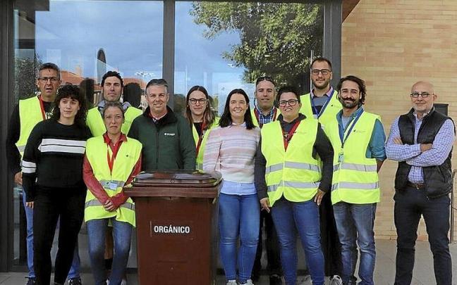 Los once educadores ambientales posan en la puerta de la Mancomunidad. Los once educadores ambientales posan en la puerta de la Mancomunidad.