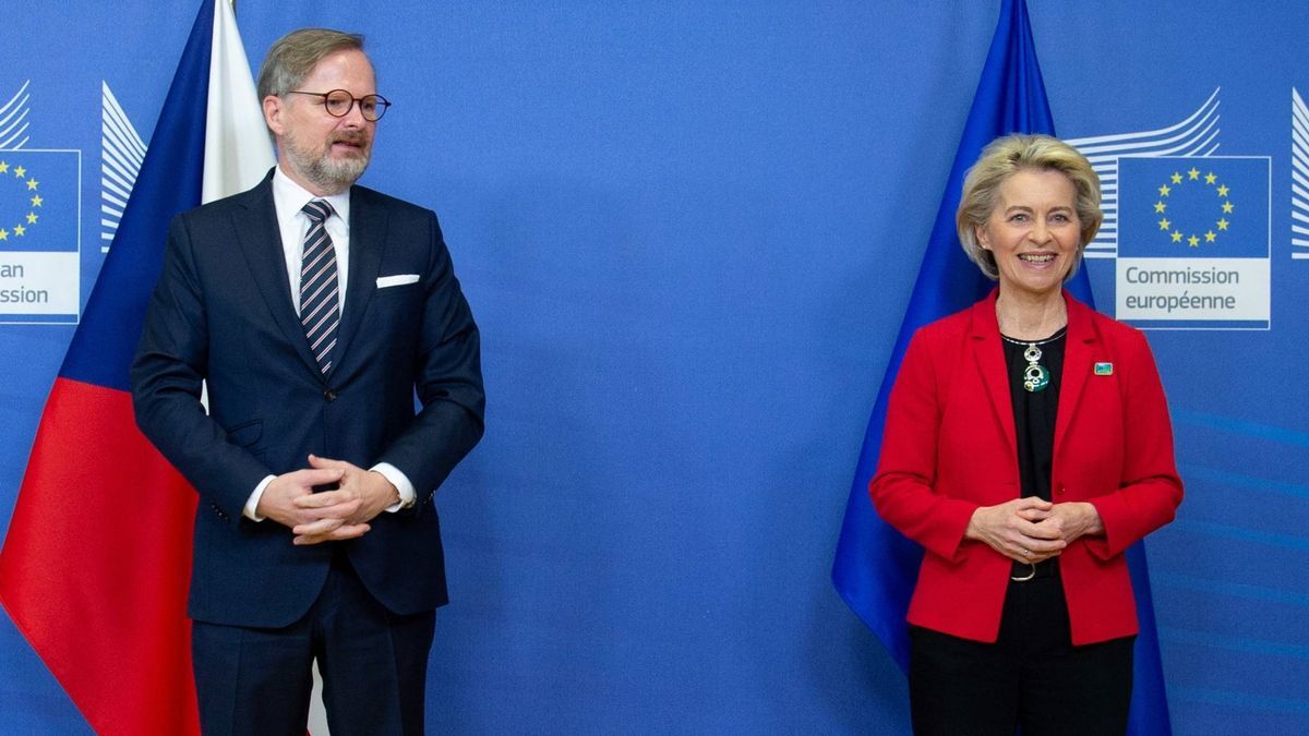 El primer ministro de República Checa, Petr Fiala, y la presidenta de la Comisión Europea, Ursula von der Leyen.