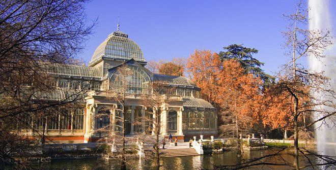 El Palacio de Cristal visto desde fuera y junto a su lago artificial.