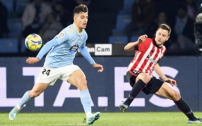 Ander Herrera, que fue sustituido en el descanso, trata de presionar a Gabri Veiga. Ander Herrera, que fue sustituido en el descanso, trata de presionar a Gabri Veiga.