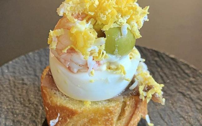 Huevo cocido, antxoa, cigala y aceituna, una propuesta del restaurante Narru. Huevo cocido, antxoa, cigala y aceituna, una propuesta del restaurante Narru.