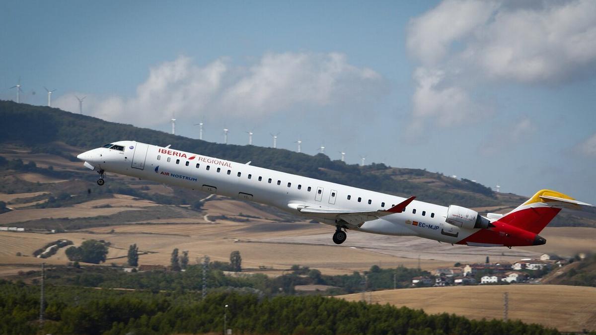 Un avión de Air Nostrum despega del Aeropuerto de Pamplona-Noáin.