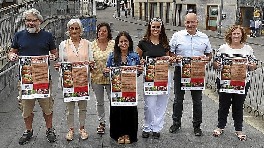 Representantes de la organización y algunas de las y los hosteleros participantes, ayer en la presentación.