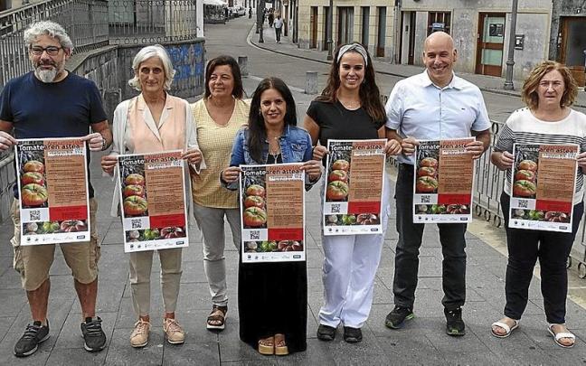 Representantes de la organización y algunas de las y los hosteleros participantes, ayer en la presentación.