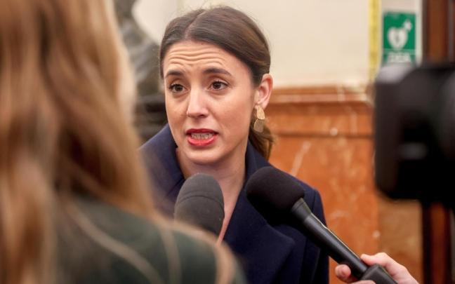 La ministra de Igualdad, Irene Montero, atiende a los medios en el Congreso.