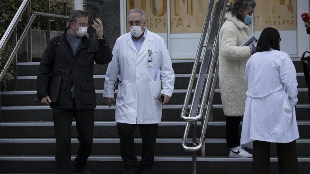 El jefe de neurología del Hospital Donostia, Adolfo López de Muniain, tras la asamblea celebrada este lunes