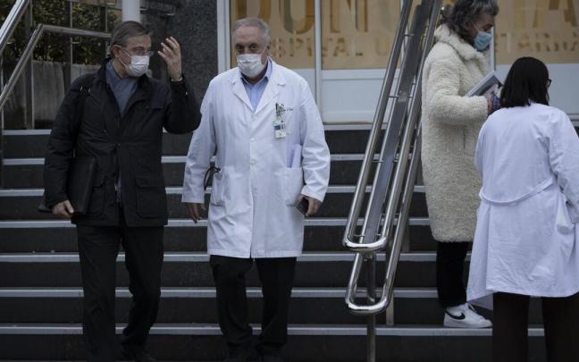 El jefe de neurología del Hospital Donostia, Adolfo López de Muniain, tras la asamblea celebrada este lunes El jefe de neurología del Hospital Donostia, Adolfo López de Muniain, tras la asamblea celebrada este lunes
