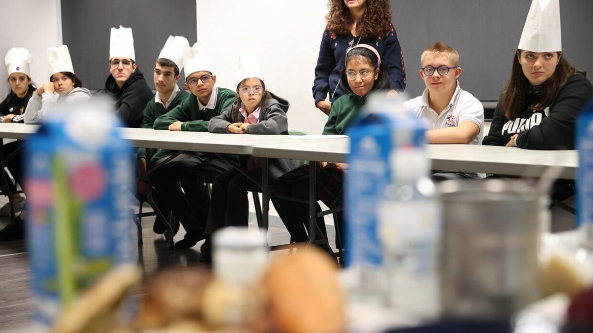 Los alumnos atienden a las explicaciones del chef.