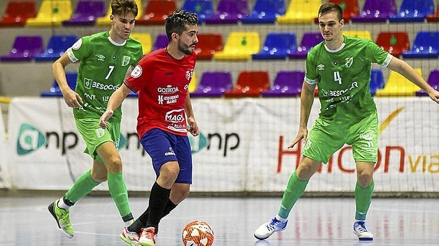 Dos jugadores del Antequera intentan frenar un avance de Osasuna Magna. | FOTO: UMA ANTEQUERA