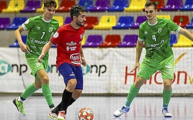 Dos jugadores del Antequera intentan frenar un avance de Osasuna Magna. | FOTO: UMA ANTEQUERA