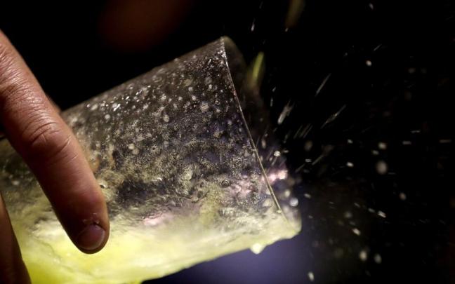 Una persona sirve sidra en un vaso