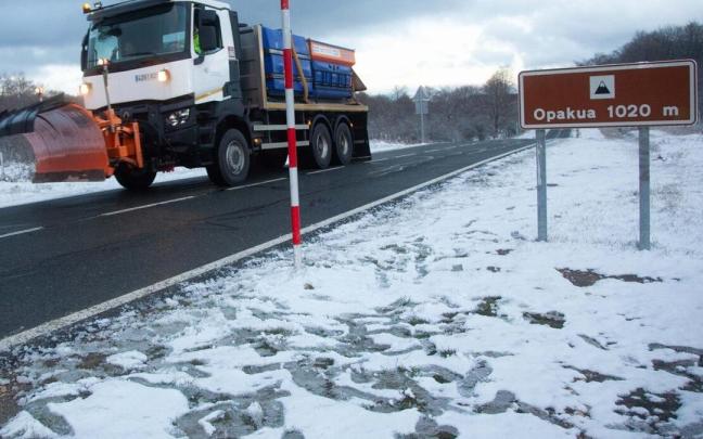 Un quitanieves a primera hora de la tarde de hoy martes en Opakua.