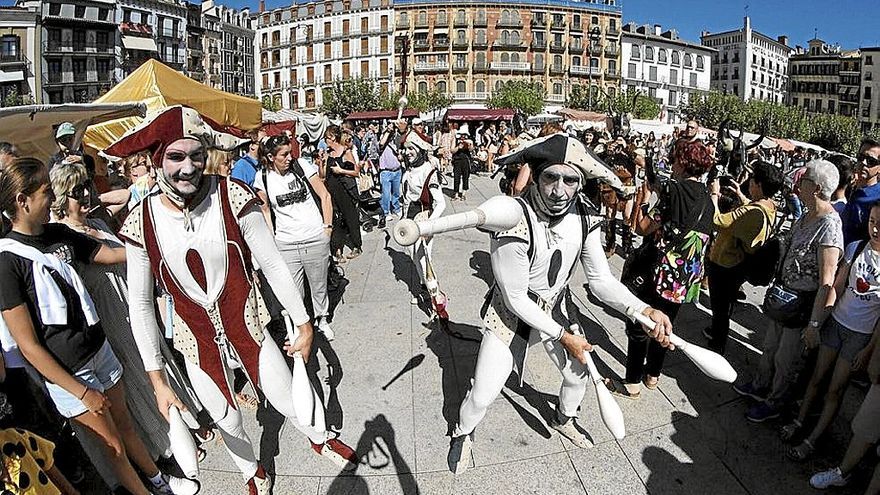 Mucha gente y actuaciones diversas, en la Plaza del Castillo. | FOTO: IBAN AGUINAGA