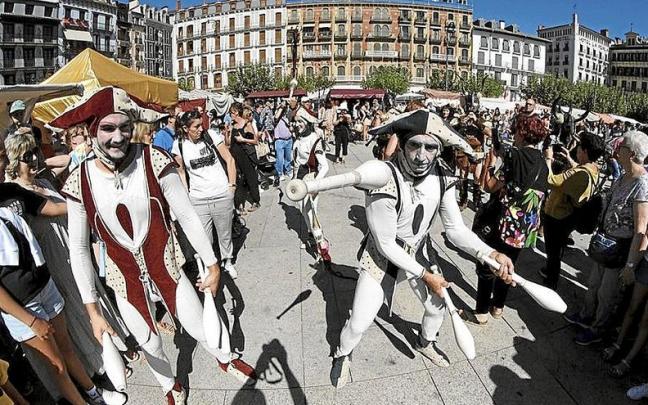 Mucha gente y actuaciones diversas, en la Plaza del Castillo. | FOTO: IBAN AGUINAGA