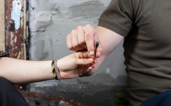 Jóvenes consumiendo cannabis. Jóvenes consumiendo cannabis.