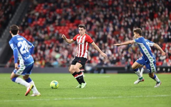 Oier Zarraga dirige el balón durante el encuentro frente al Betis disputado en San Mamés.