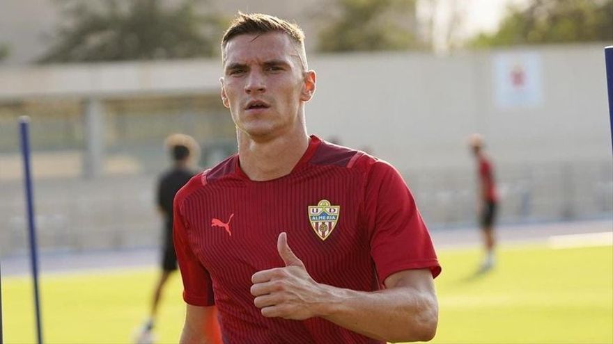 Nikola Maras, en un entrenamiento con el Almería