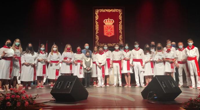 Foto de familia de las personas participantes en el Certamen de Jotas Ciudad de Tudela.