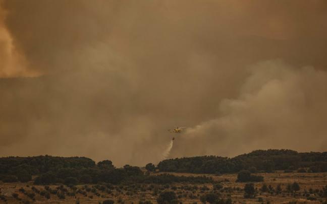 Un helicóptero trabaja en el incendio de Bejís. Un helicóptero trabaja en el incendio de Bejís.