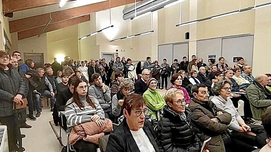 Los vecinos y vecinas de Sesma, durante la charla y presentaci&oacute;n de la nueva asociaci&oacute;n del municipio.
