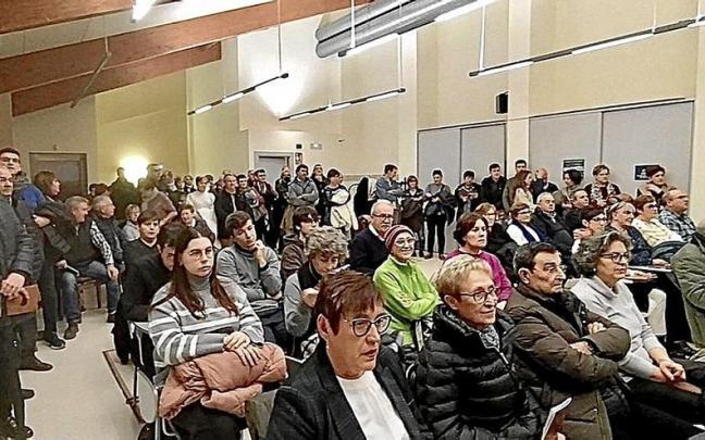 Los vecinos y vecinas de Sesma, durante la charla y presentaci&oacute;n de la nueva asociaci&oacute;n del municipio.