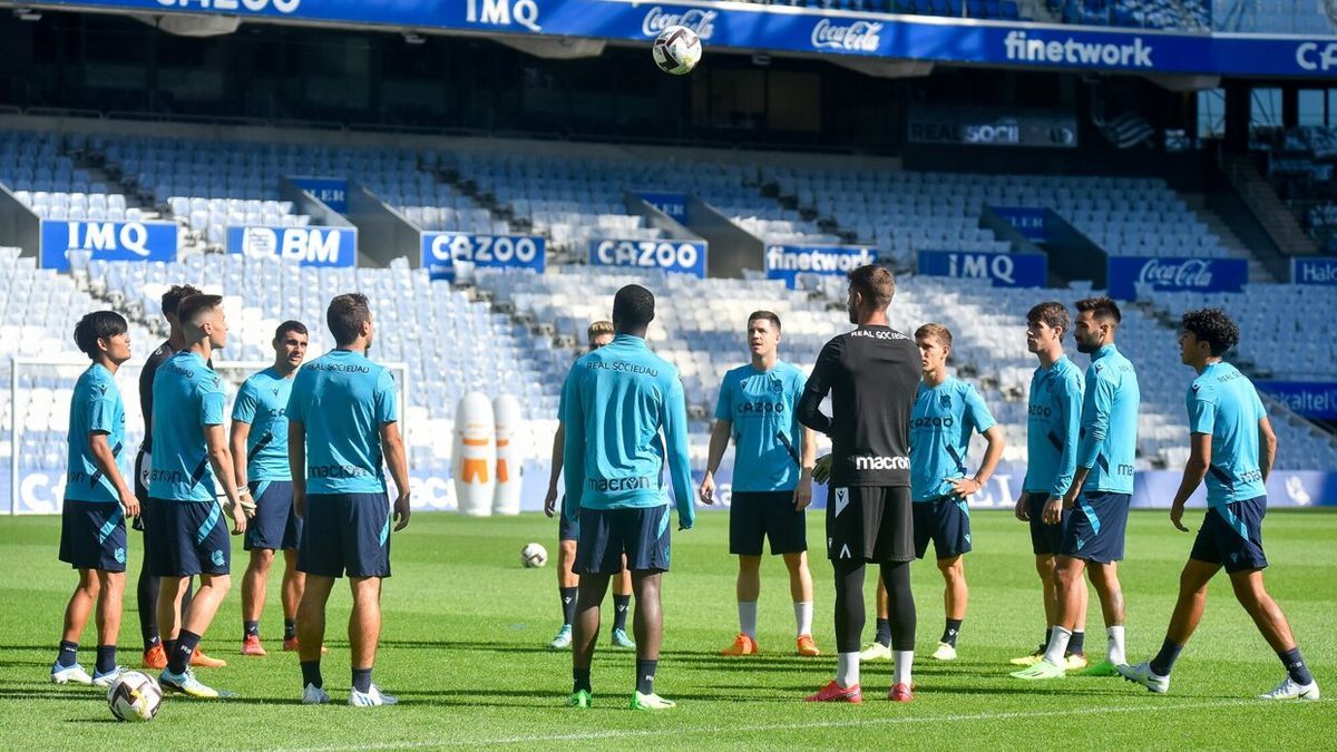 Varios jugadores de la Real, durante el entrenamiento de este viernes en Anoeta.