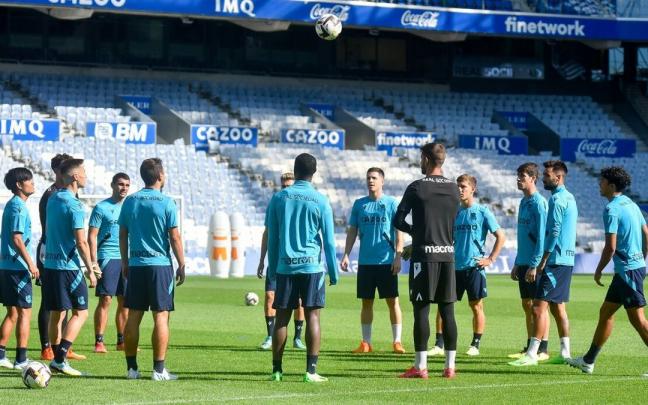 Varios jugadores de la Real, durante el entrenamiento de este viernes en Anoeta.