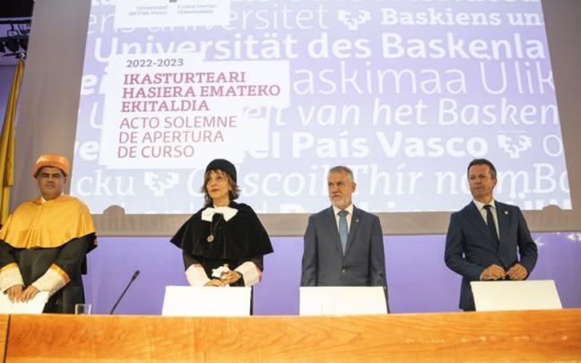 Acto de apertura del curso 2022-2023 de la UPV/EHU, presidido por la rectora Eva Ferreira y por el lehendakari. Acto de apertura del curso 2022-2023 de la UPV/EHU, presidido por la rectora Eva Ferreira y por el lehendakari.