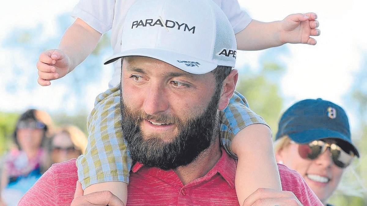 Jon Rahm celebra con su hijo mayor Kepa su victoria en el Sentry Tournament. | FOTO: AFP