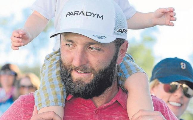 Jon Rahm celebra con su hijo mayor Kepa su victoria en el Sentry Tournament. | FOTO: AFP Jon Rahm celebra con su hijo mayor Kepa su victoria en el Sentry Tournament. | FOTO: AFP