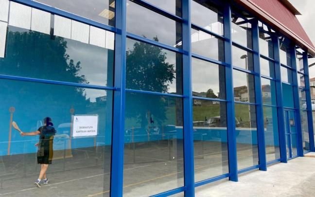 El front&oacute;n municipal de Barrika presenta un renovado aspecto.