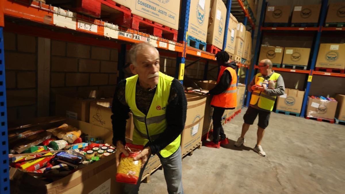 Voluntarios del Banco de Alimentos de Gipuzkoa colocan los primeros alimentos recogidos durante la Gran Recogida
