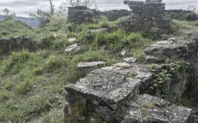 El castillo de Huarte en el monte Oihana, en estado de ruina. El castillo de Huarte en el monte Oihana, en estado de ruina.