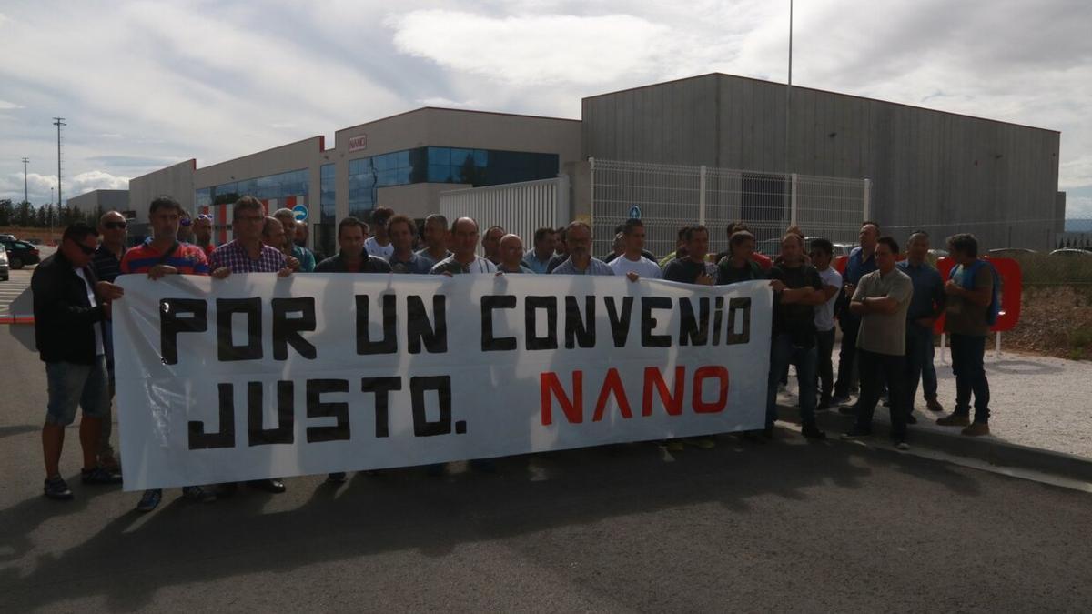 Concentraci&oacute;n de los trabajadores de Nano Automotive a las puertas de la empresa