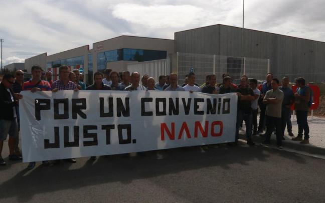 Concentraci&oacute;n de los trabajadores de Nano Automotive a las puertas de la empresa
