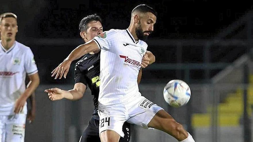 Vallejo controla el balón en un partido de esta temporada en Chipre.