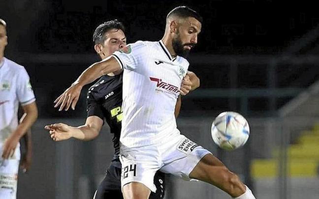 Vallejo controla el balón en un partido de esta temporada en Chipre.